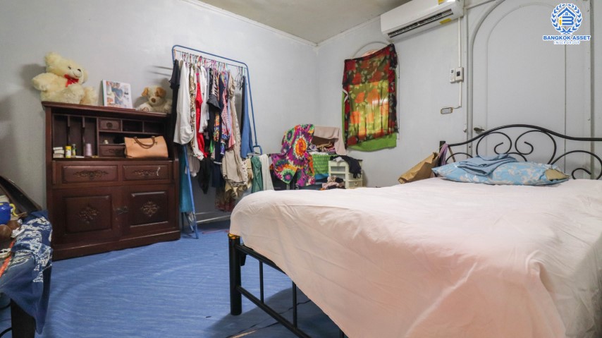 บ้านเดี่ยวทำเลโชคชัย 4 ซอย 56 หลังใหญ่พร้อมอยู่ เนื้อที่ 101 ตร.ว. พร้อมฟังก์ชันที่เหนือกว่าด้วย 5 ห้องนอน 5 ห้องน้ำ ต่อเติมเต็มทั้งหลัง บนทำเลสุดโดดเด่น! พร้อมเชื่อมต่อหลายเส้นทาง ใจกลางแหล่ง Community Mall ชั้นนำมากมาย ใกล้รถไฟฟ้าสายสีเหลือง "โชคชัย4" และทางด่วน "ฉลองรัช"